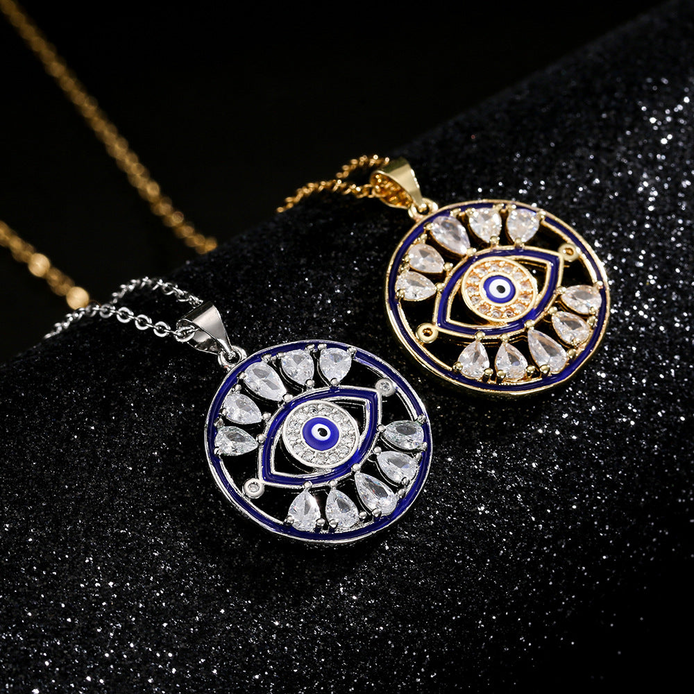 Collana con pendente a forma di Occhio di Allah minimalista e traforato per donne in rame con placcatura in oro vero e intarsio di zirconi