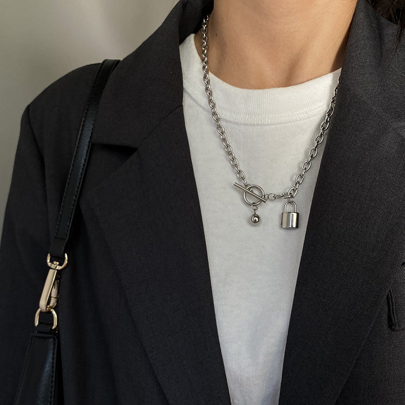 Collar con colgante de candado geométrico de acero de titanio para hombre y mujer con diseño de cadena cruzada