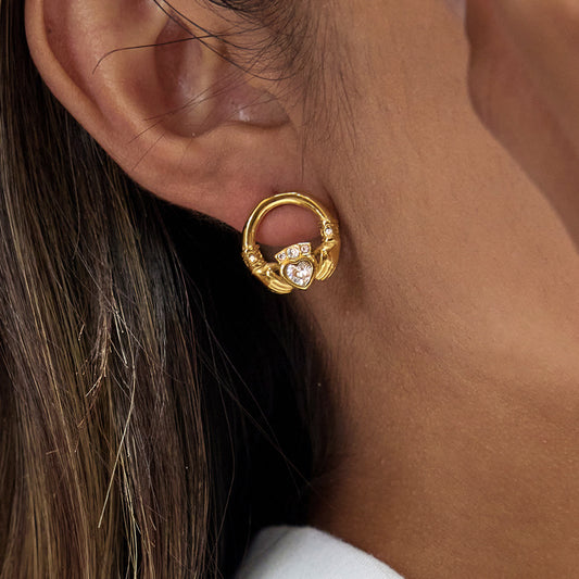 Orecchini a perno da donna geometrici a forma di mano in acciaio al titanio con intarsio di zirconi, placcati in oro PVD sottovuoto, alla moda ed eleganti