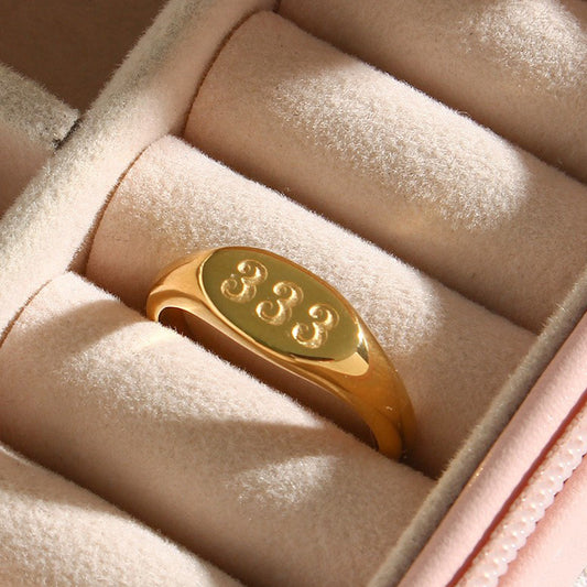 Anello da donna minimalista con numero ovale 333 in acciaio inossidabile placcato oro 18 carati
