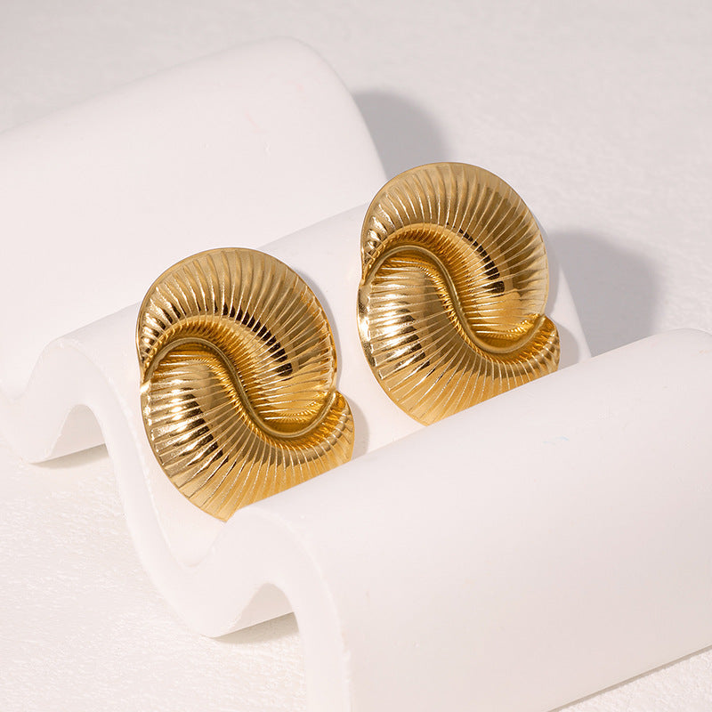 Orecchini a perno geometrici minimalisti in acciaio inossidabile con motivo a conchiglia placcati in oro 18 carati da donna