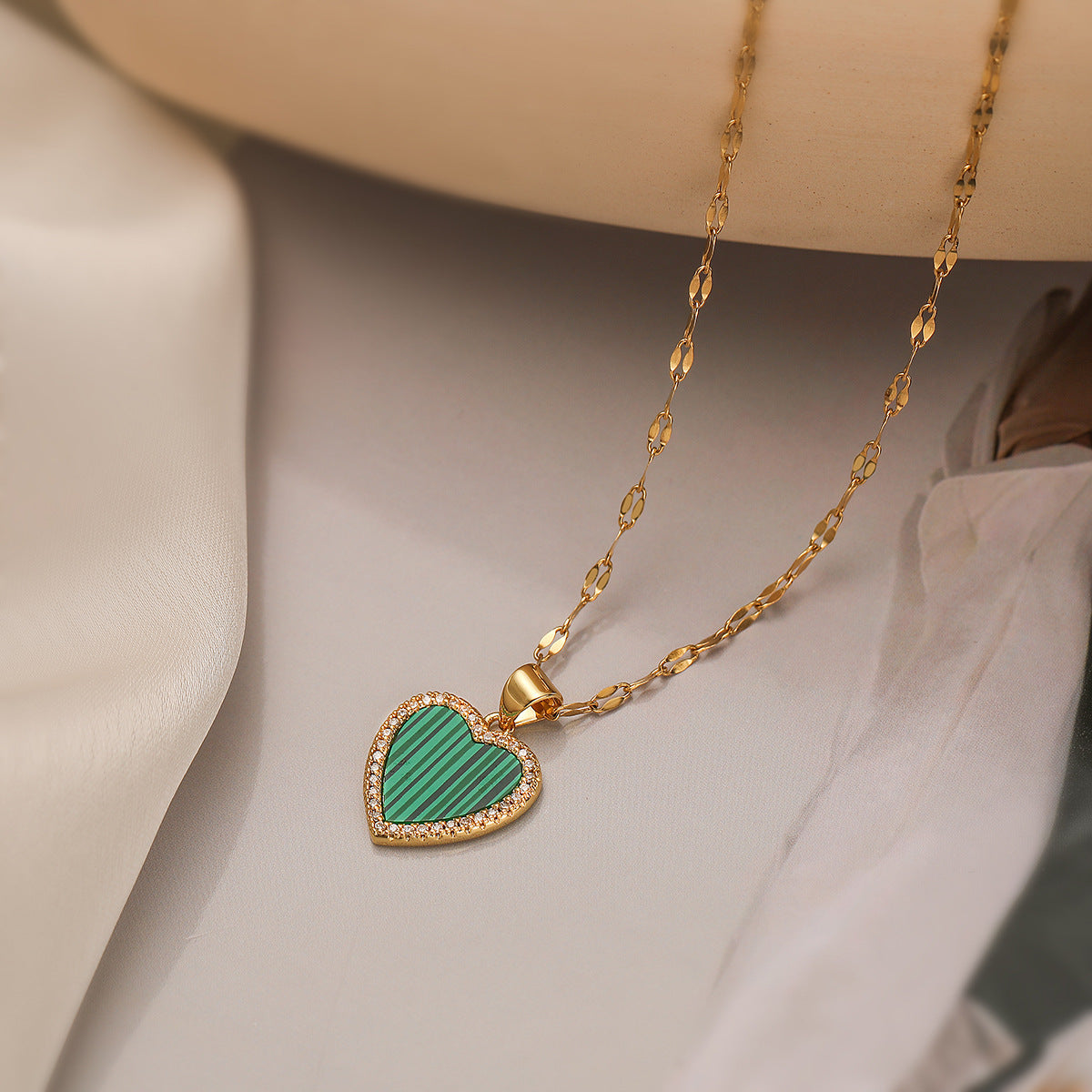 Collana pendente a cuore minimalista in rame placcato oro 18 carati con accenti di zircone per donna