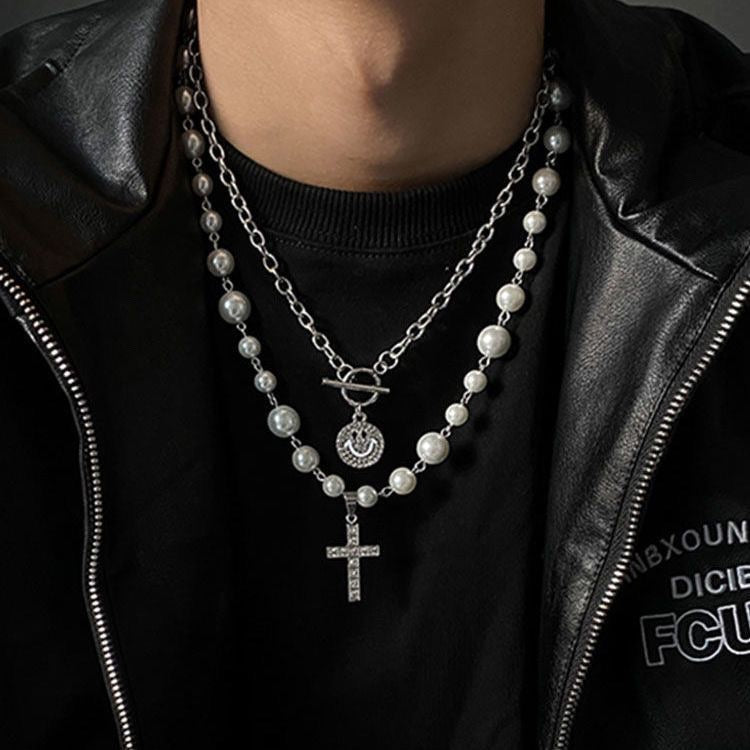 Collana con Pendente a Croce Dolce e Grintosa Impreziosita da Strass in Perle Sintetiche e Rame Placcato per Donna