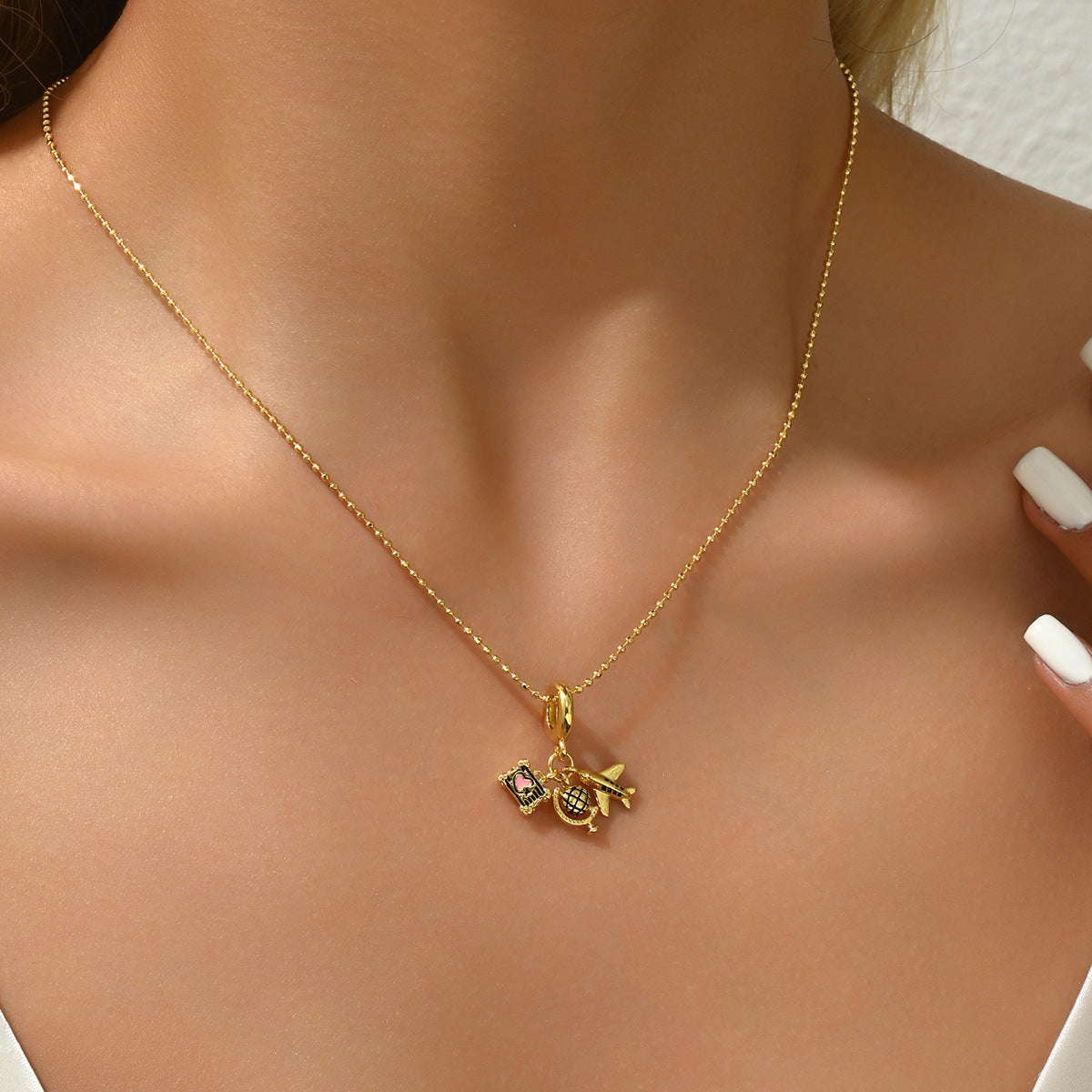 Collana pendente con aeroplano e mappamondo geometrico minimalista da donna con smalto su catena di rame