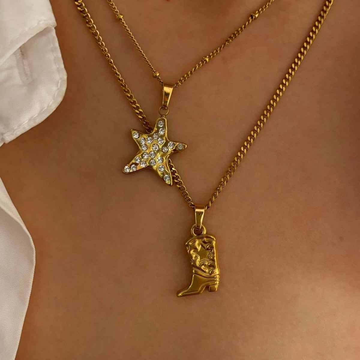 Collana alla moda con pendente a forma di stella, intarsi in strass e catena in ferro elettrodeposto, da donna