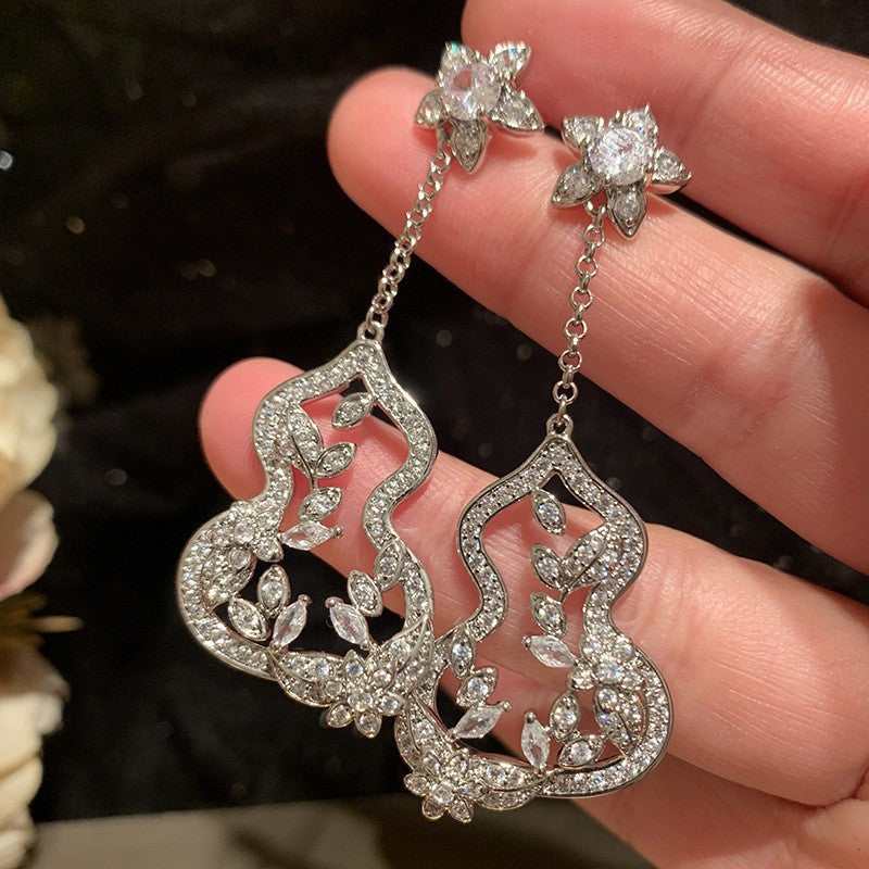 Orecchini pendenti con nappe geometriche minimaliste con intarsi di strass in rame placcato e perni in argento sterling 925 da donna