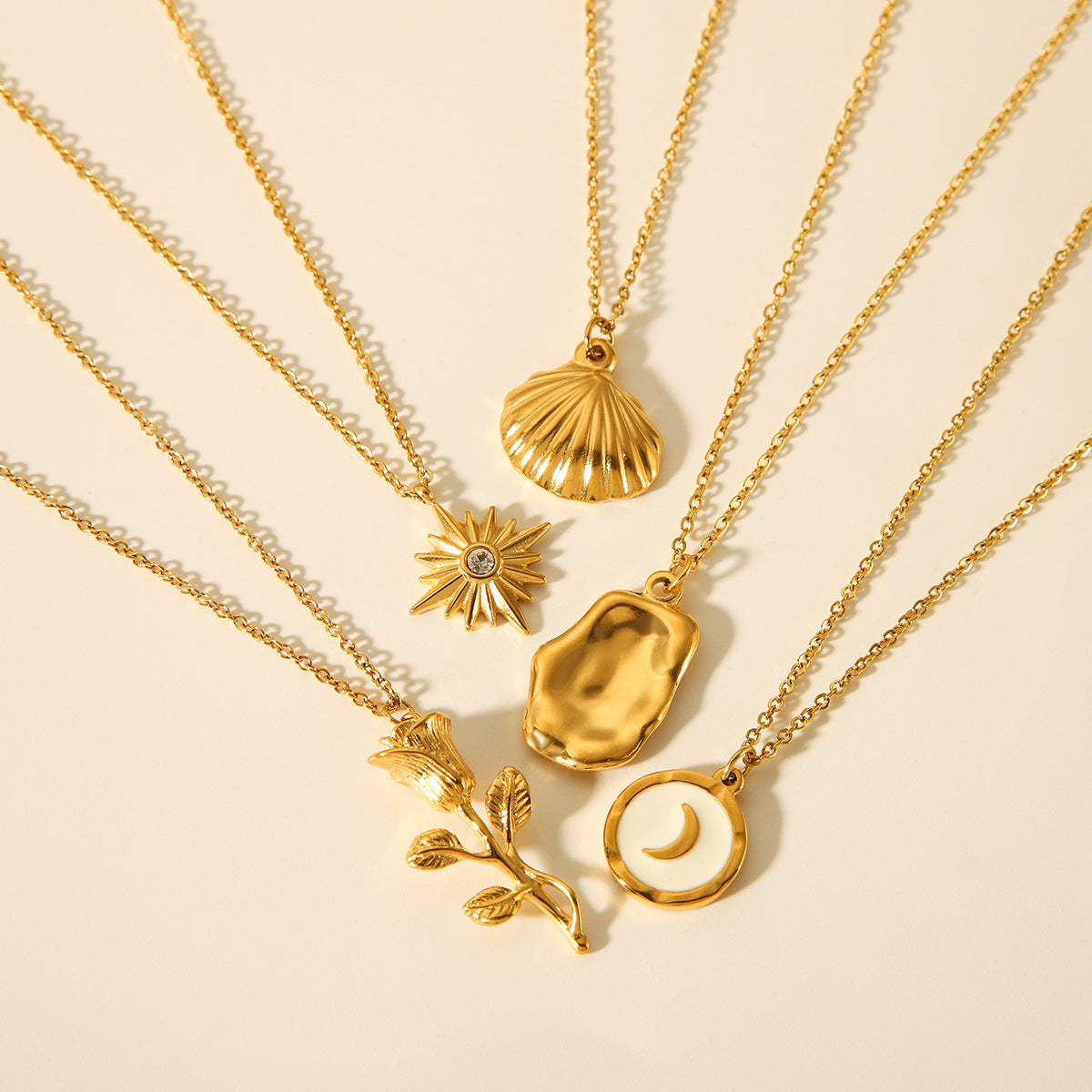 Collana Pendente Minimalista in Acciaio al Titanio con Fiori e Motivi Geometrici per Donna con Finitura Galvanizzata, Motivi a Rosa e Stella a Otto Punte