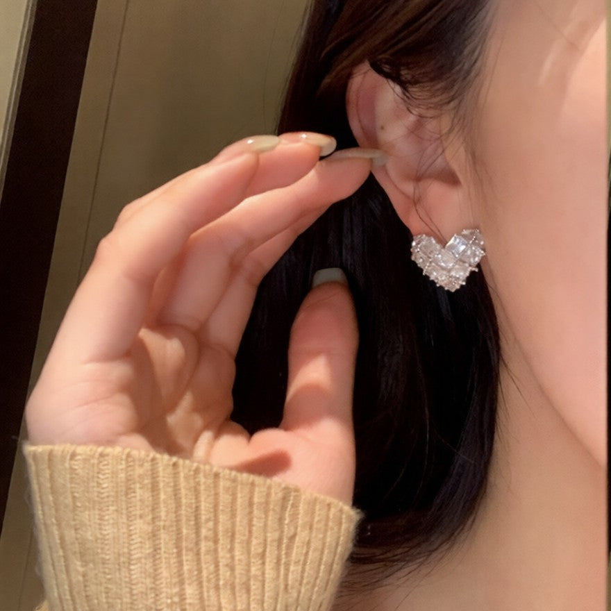 Elegantes pendientes de plata con baño de oro y circonitas en forma de corazón para mujer con estilo minimalista de lujo