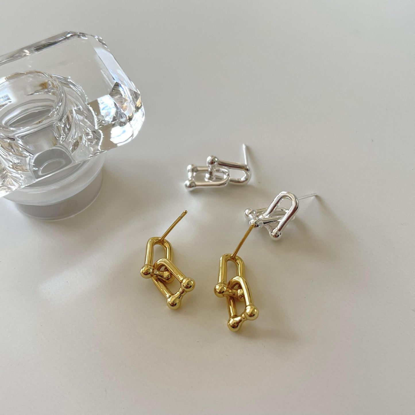 Orecchini a perno con zirconi a forma di U in argento sterling 925 minimalista