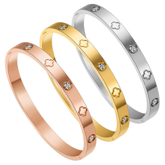 Bracciale Minimalista da Donna in Acciaio al Titanio con Trifoglio e Strass, Finitura Galvanizzata