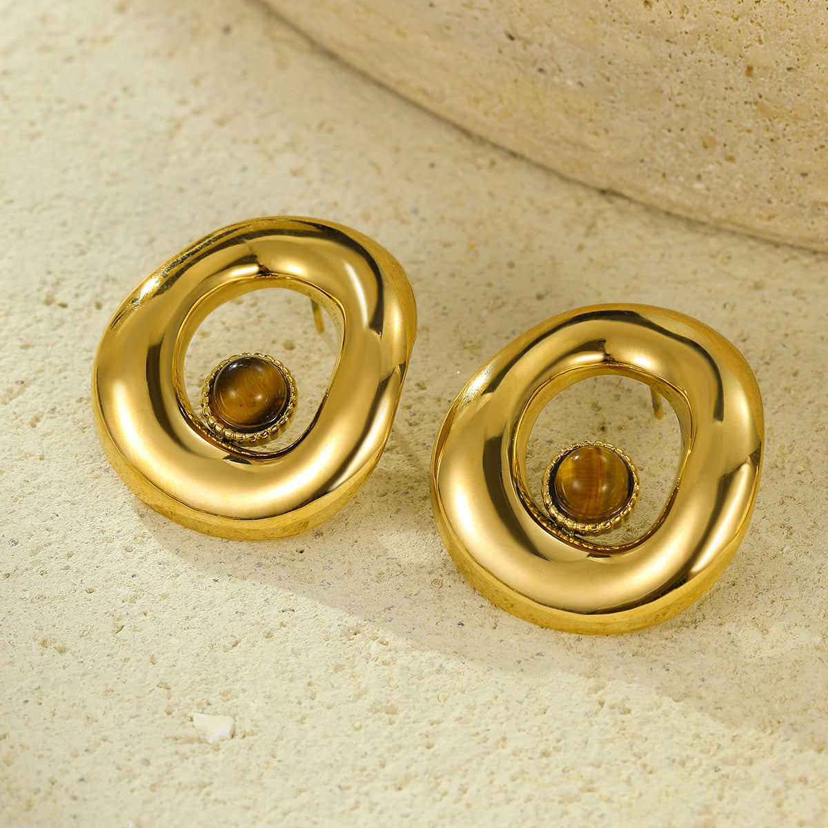 Pendientes de mujer de estilo francés vintage con forma geométrica irregular redonda calada en acero de titanio con incrustaciones de piedra natural y acabado chapado