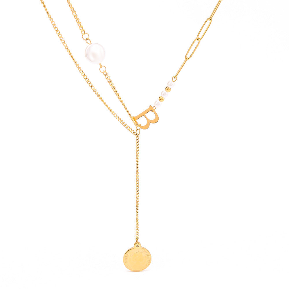 Collana con Pendente Ritratto Dea Barocca con Catena a O a Doppio Strato Asimmetrica, Acciaio Inossidabile e Acciaio al Titanio, Placcato Oro, Dettagli in Perle, Design con Lettere Geometriche