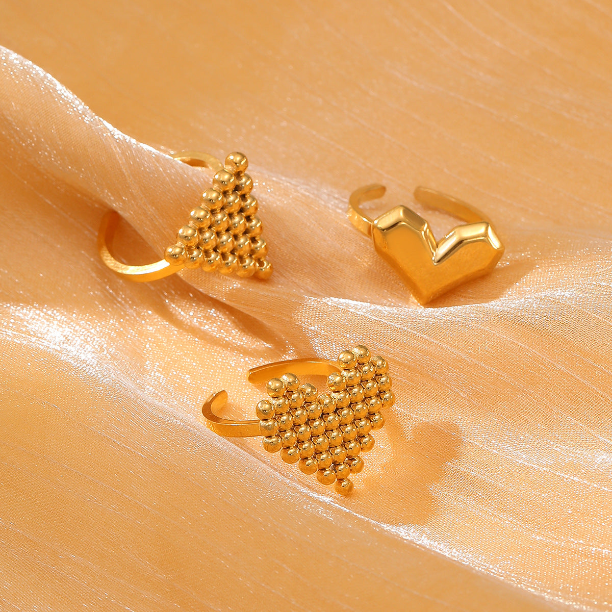 Anello da donna minimalista a forma di cuore in acciaio al titanio con finitura placcata, leggero e dal design lussuoso
