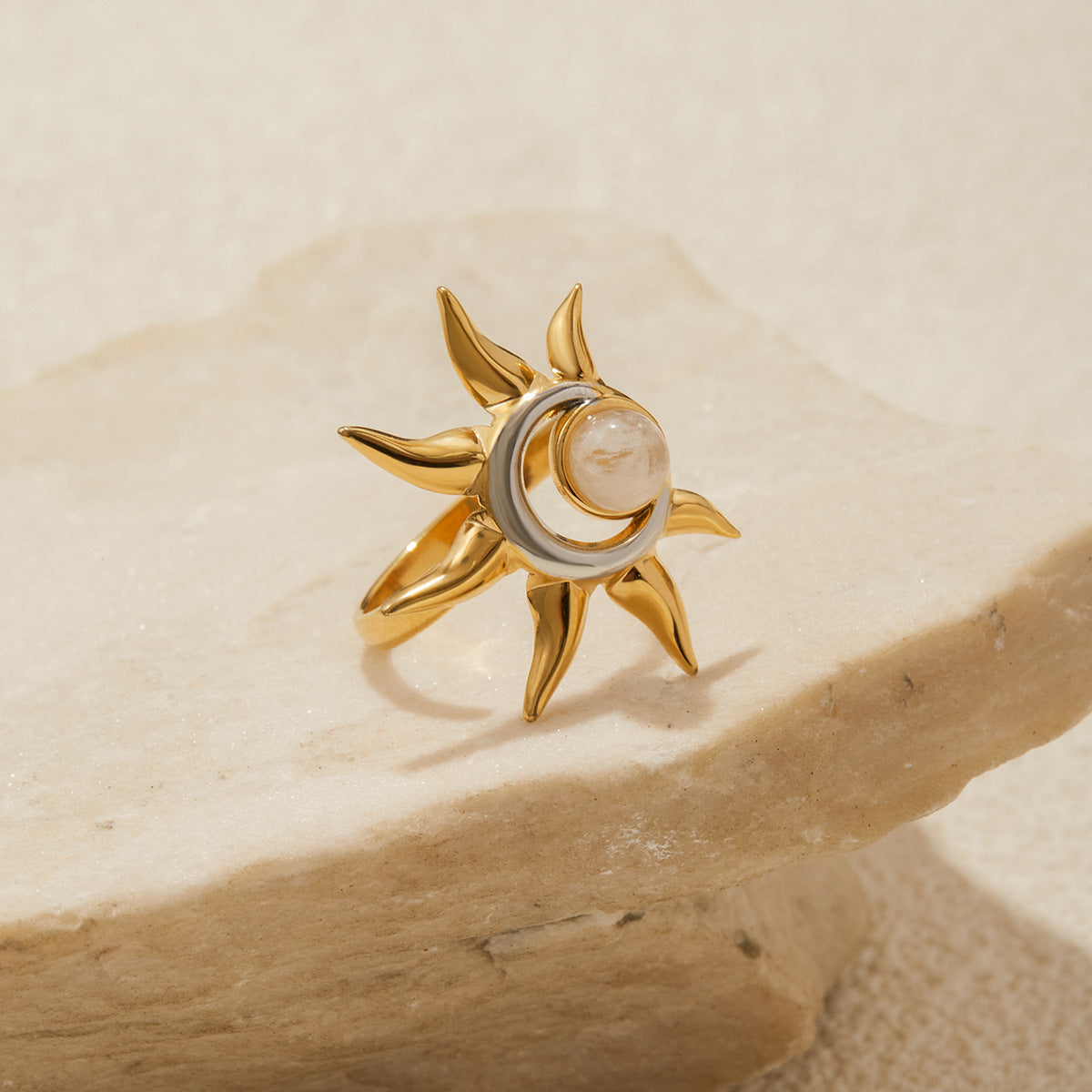 Anello in Acciaio al Titanio Geometrico a Forma di Sole con Finitura Placcata per Donne con Accento Pietra di Luna Accessorio di Moda