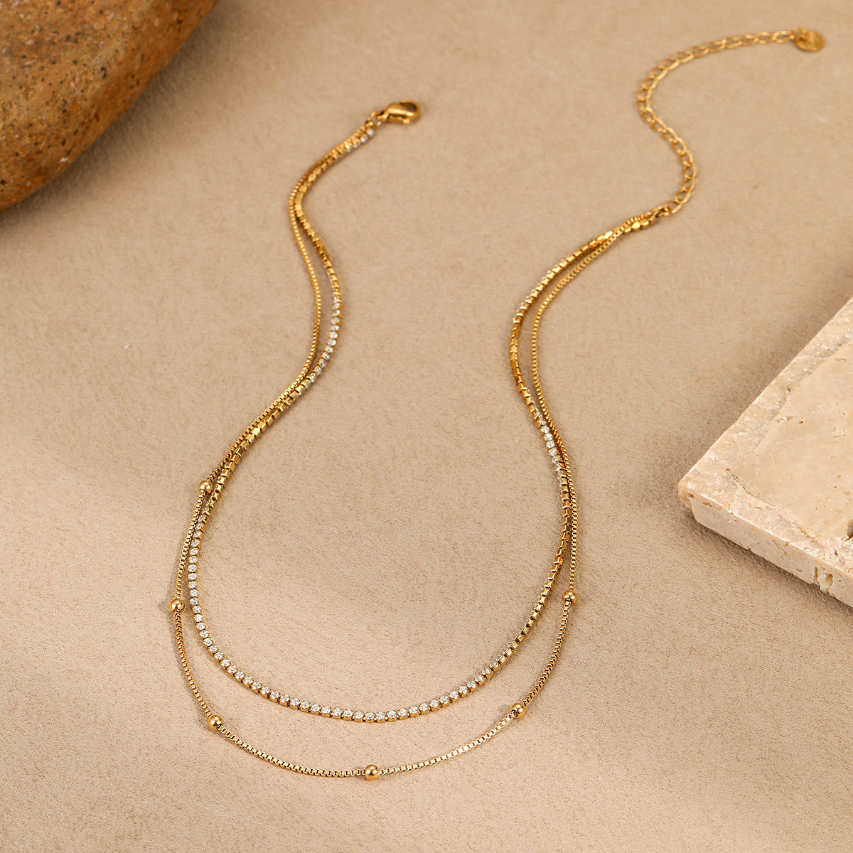 Collana Minimalista a Strati in Acciaio Inossidabile con Motivo Geometrico, Tonalità Fredde e Finitura Placcata