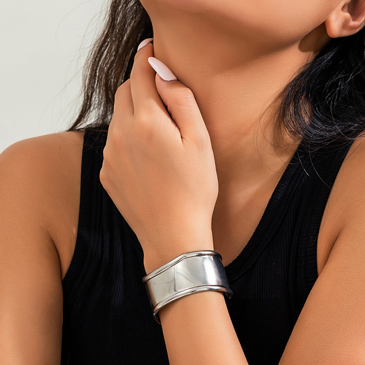 Bracciale da donna in lega a V geometrico irregolare minimalista con superficie lucida e finitura galvanica