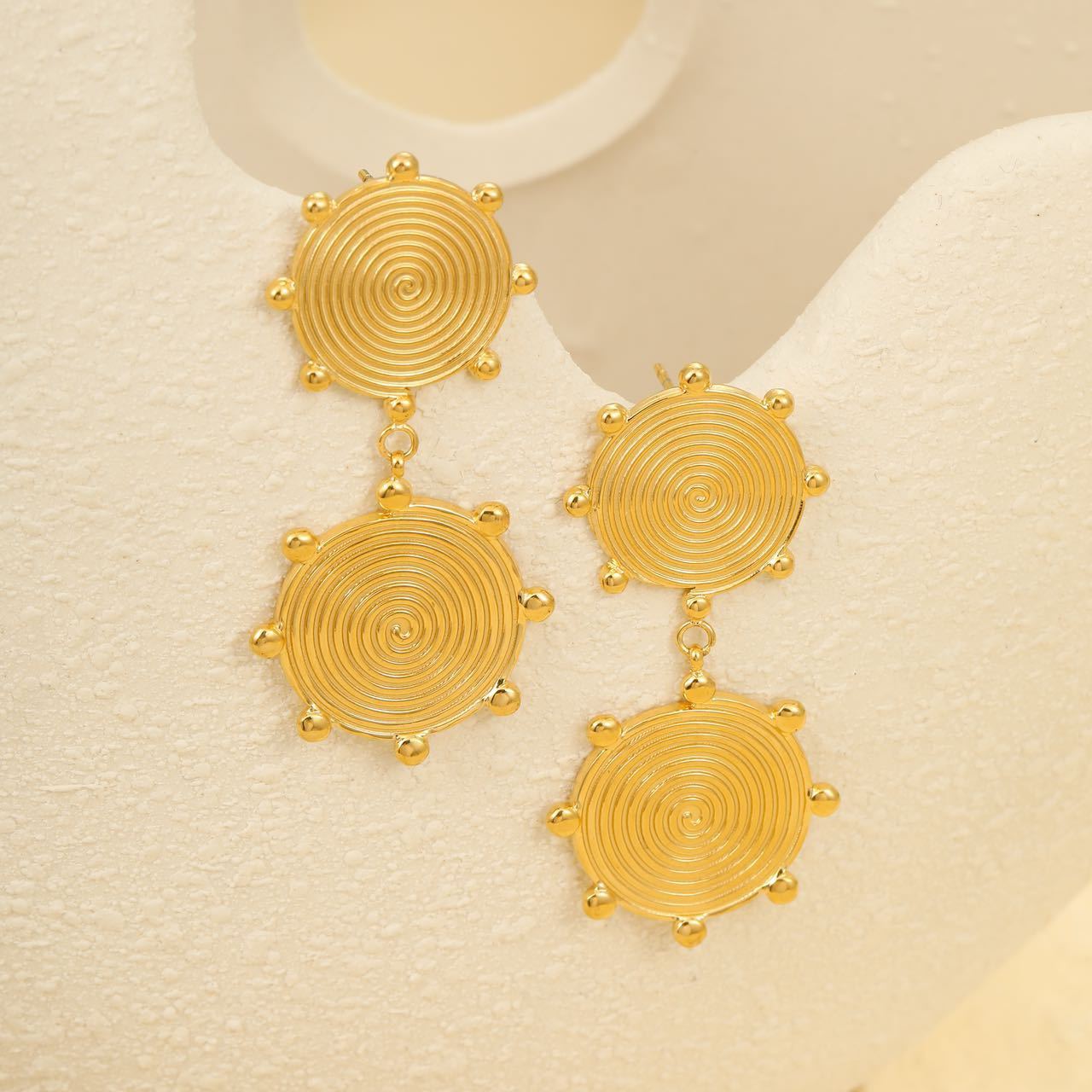 Pendientes de espiral circulares geométricos de acero inoxidable bañados en oro de 18 quilates OL para mujer