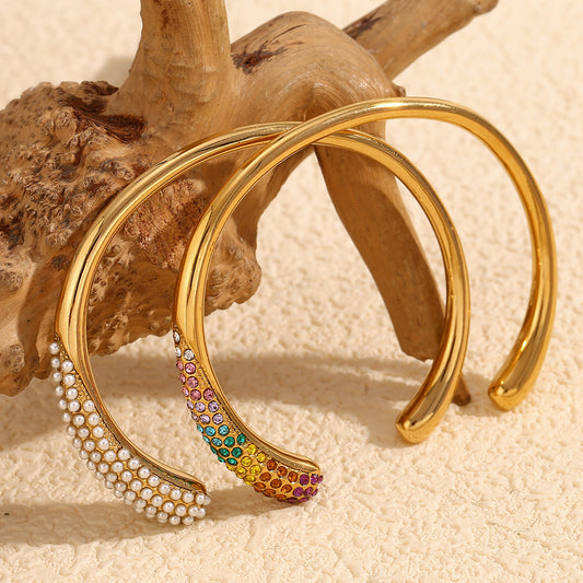 Elegante pulsera minimalista de cabeza de serpiente para mujer hecha de acero inoxidable con chapado en oro de 18 quilates y diamantes de imitación de colores micropavé