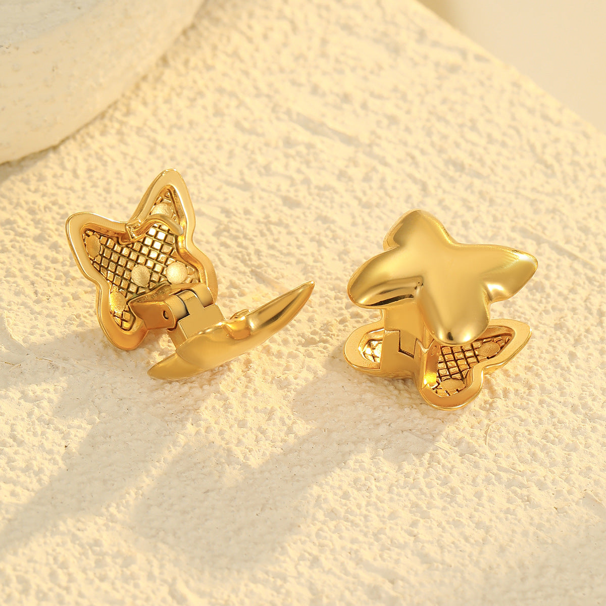 Pendientes de tuerca de acero inoxidable con forma de estrella de moda con acabado chapado para mujer