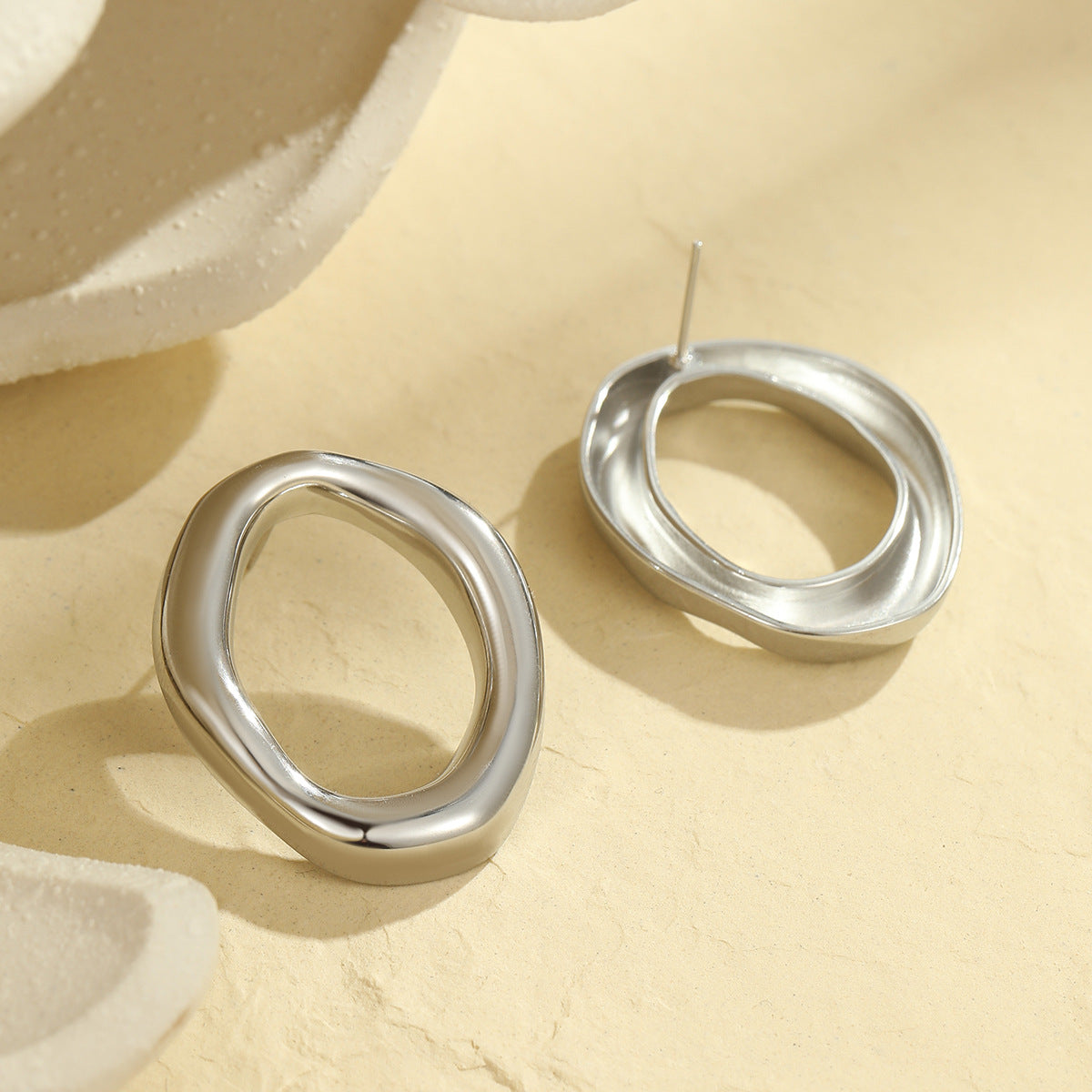 Orecchini a cerchio da donna in acciaio inossidabile geometrici irregolari alla moda con finitura galvanica