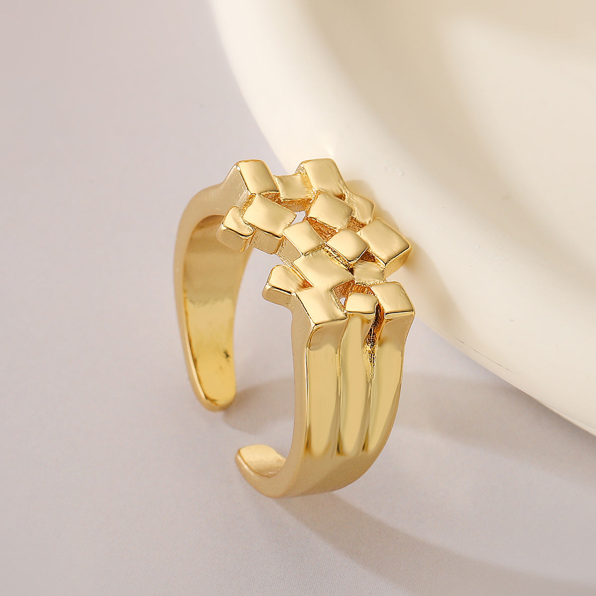 Anello Aperto Geometrico Minimalista da Donna Realizzato in Ottone con Placcatura in Vero Oro e Zirconi Micro-Incastonati