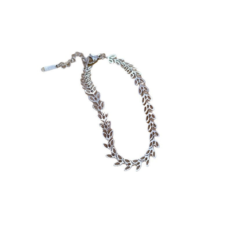 Minimalist Lucky Clover Bracelet for Women in Titanium Steel with Gold Plating and Wavy Texture