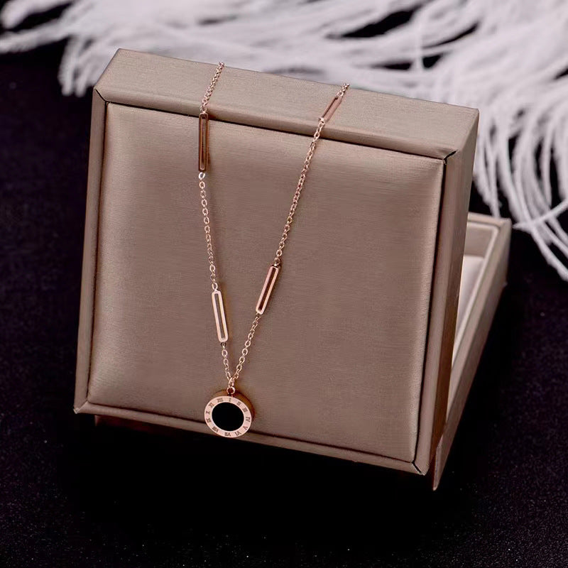 Collar Minimalista de Acero de Titanio en Forma de U con Baño de Oro de 18K, Colgante de Números Romanos, Cadena Ligera para Suéter de Mujer