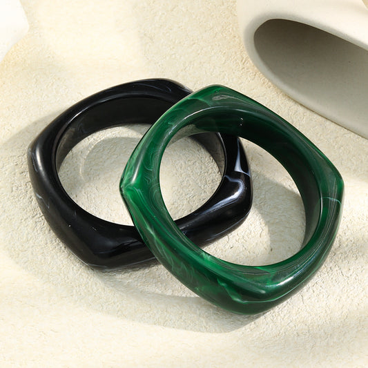 Bracciale a polsino rigido vintage artistico in resina irregolare da donna con finitura ecologica e motivo a linee geometriche