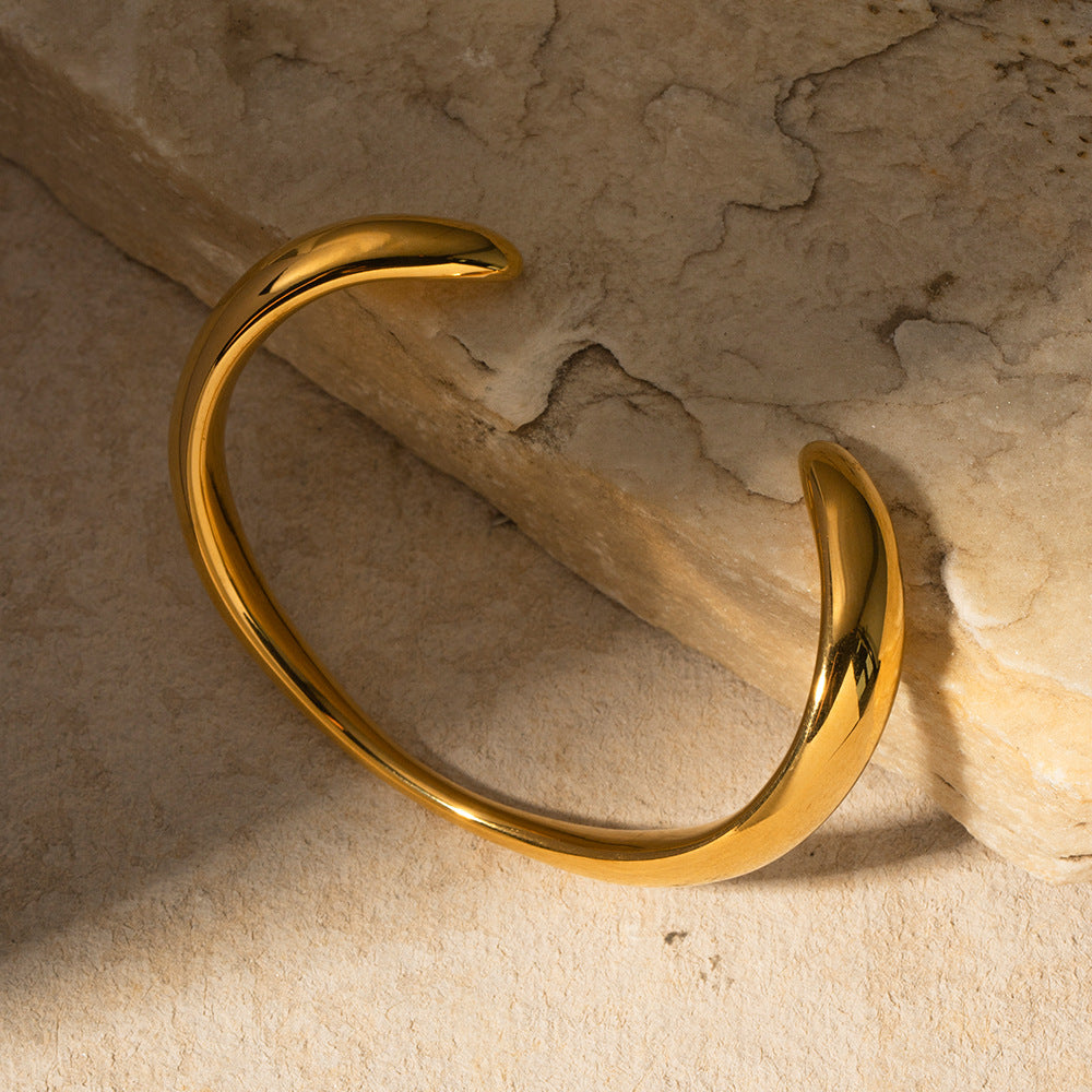 Pulsera de puño abierto con ondas geométricas estilo Ins, de acero inoxidable chapado en oro de 18 quilates con incrustaciones de perlas para mujer