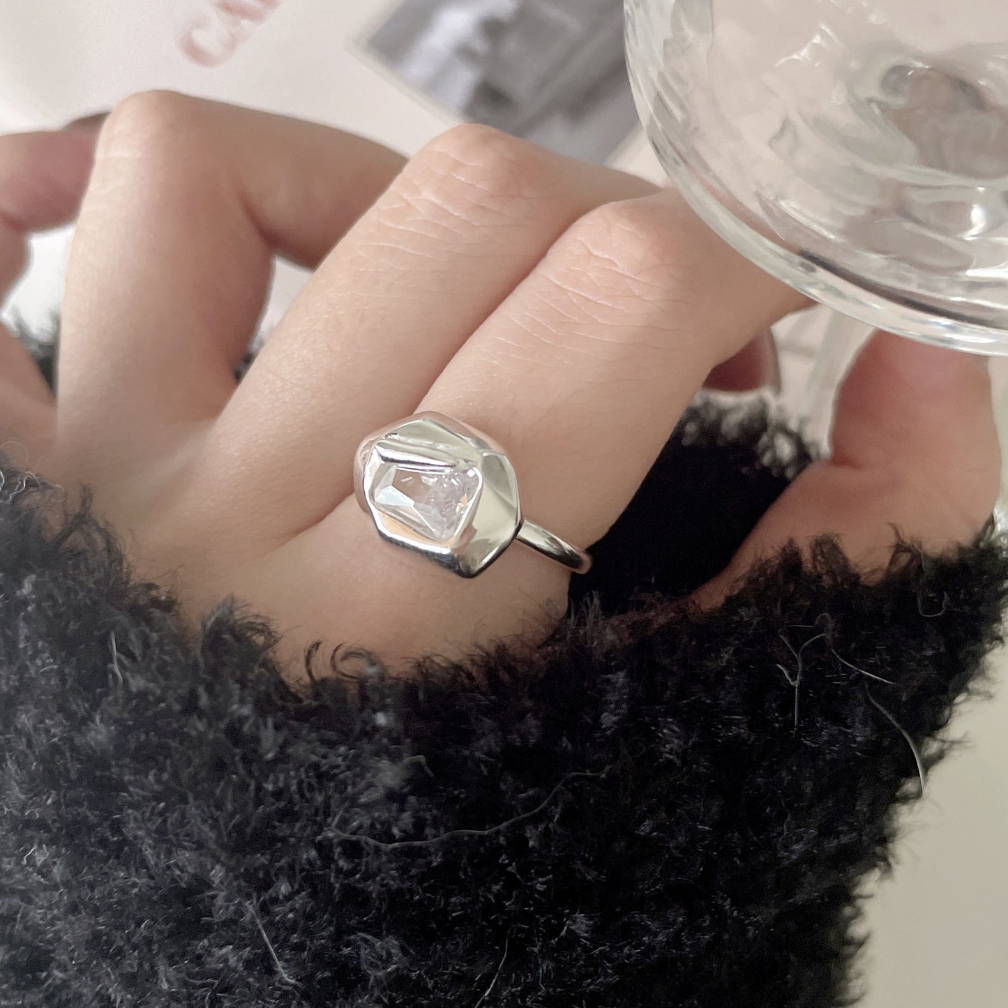 Anillo de plata de ley S925 minimalista de forma irregular para mujer con acabado chapado