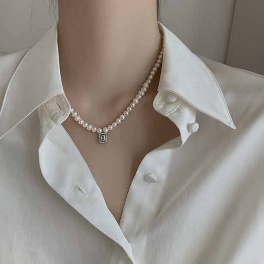 Collar Minimalista de Perlas de Tonalidad Fría con Colgante de Gota Geométrica en Cadena O para Mujer