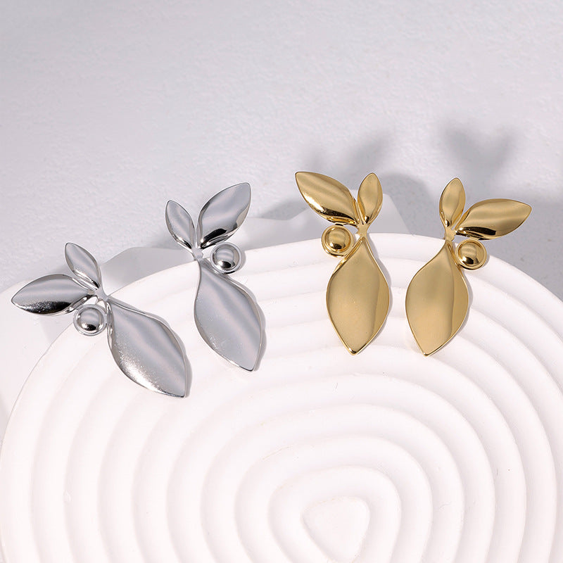 Orecchini in titanio a forma di foglia stile naturale con placcatura in oro 18 carati per donna, perno in acciaio inossidabile ipoallergenico, design lussuoso e minimalista