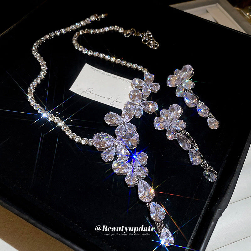 Elegante set collana con ciondolo a farfalla con intarsi in zirconi e orecchini abbinati da donna