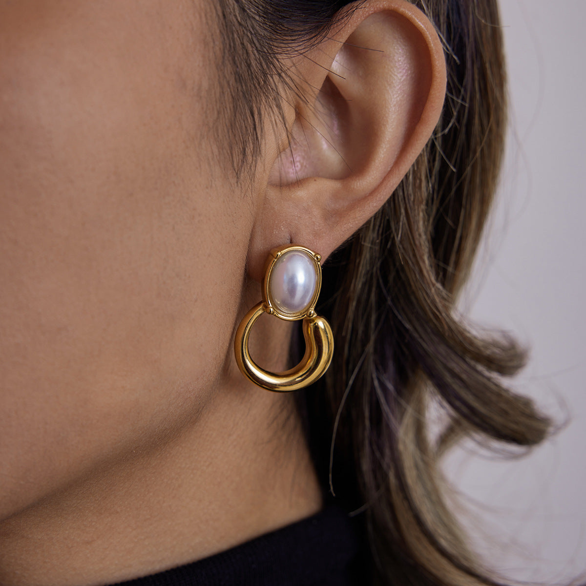 Pendientes de tuerca minimalistas geométricos de acero inoxidable con acabado chapado y adorno floral para mujer