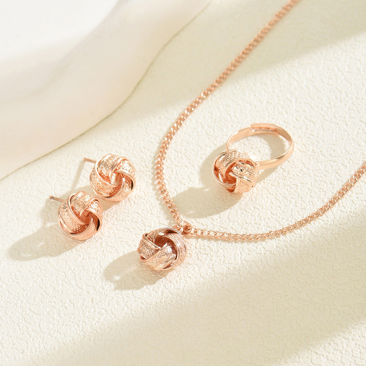 Conjunto de collar giratorio geométrico minimalista para mujer con colgante de aleación y acabado chapado