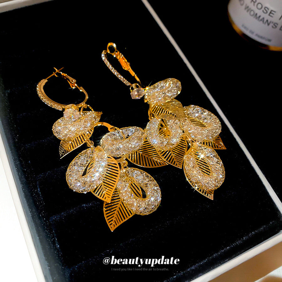 Pendientes elegantes con forma de hoja de inspiración vintage con incrustaciones de circonita en postes de plata de ley 925, pendientes colgantes ligeros de estilo lujoso para mujer