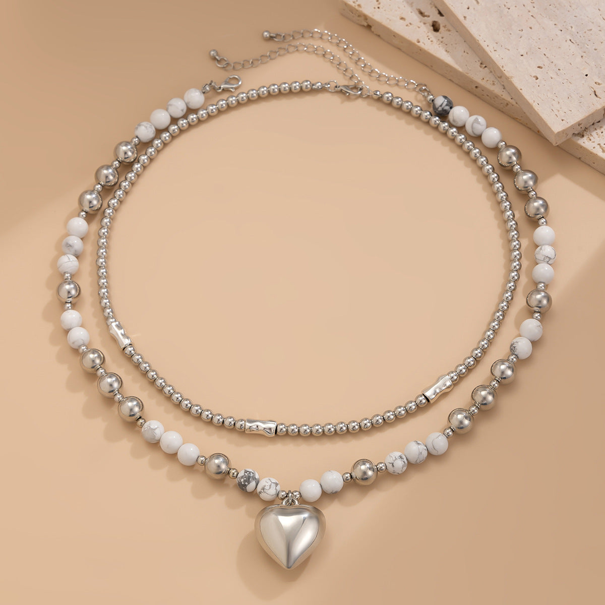 Collana con ciondolo a cuore minimalista con ciondolo in lega placcata e delicata catena per clavicola