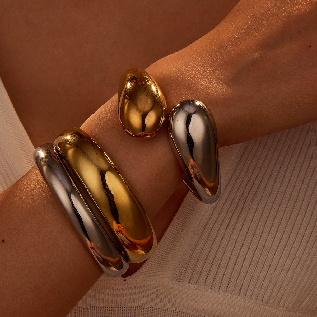 Bracciale geometrico minimalista in acciaio inossidabile con placcatura oro e argento da donna