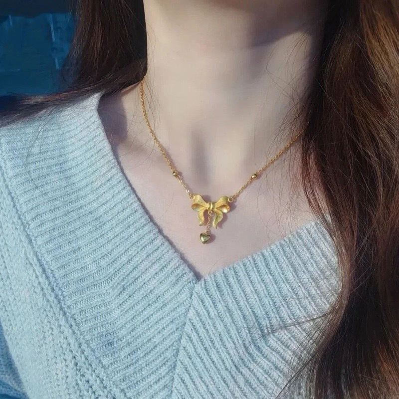 Elegante collana a clavicola in acciaio al titanio stile principessa con ciondolo a cuore, fiocchetti e dettagli a frange su catena a maglie O-ring