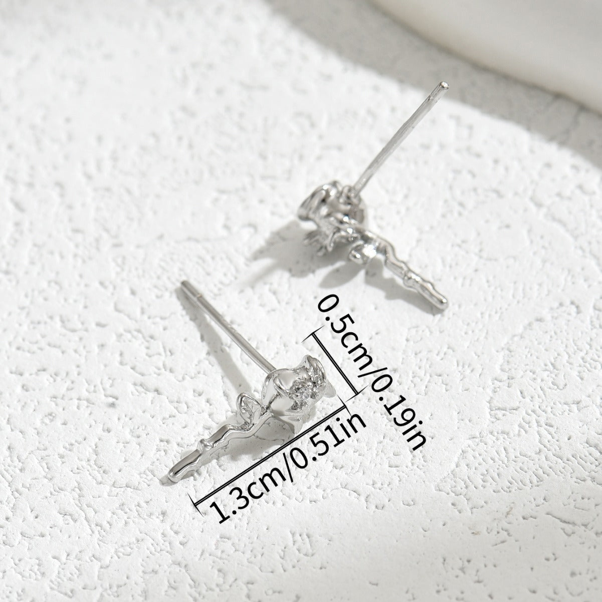 Orecchini Floreali Minimalisti con Intarsio in Zircone su Base in Rame e Perni in Acciaio Inossidabile con Design a Rosa e Geometrico