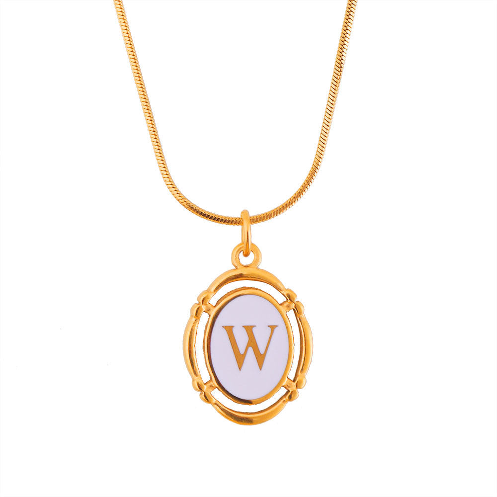 Collana con Pendente Ovale Minimalista a Forma di Lettera in Acciaio al Titanio Placcato Oro con Finitura Smaltata Unisex