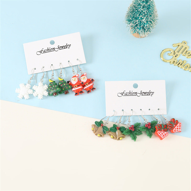 Set de pendientes infantiles con temática navideña con copo de nieve, cascabel y colgante de árbol de Navidad en material de resina