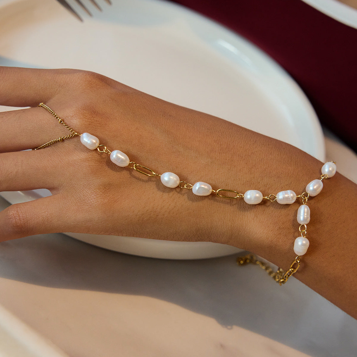 Bracciale ad anello da donna in acciaio inossidabile placcato con design geometrico minimalista e perla d'acqua dolce