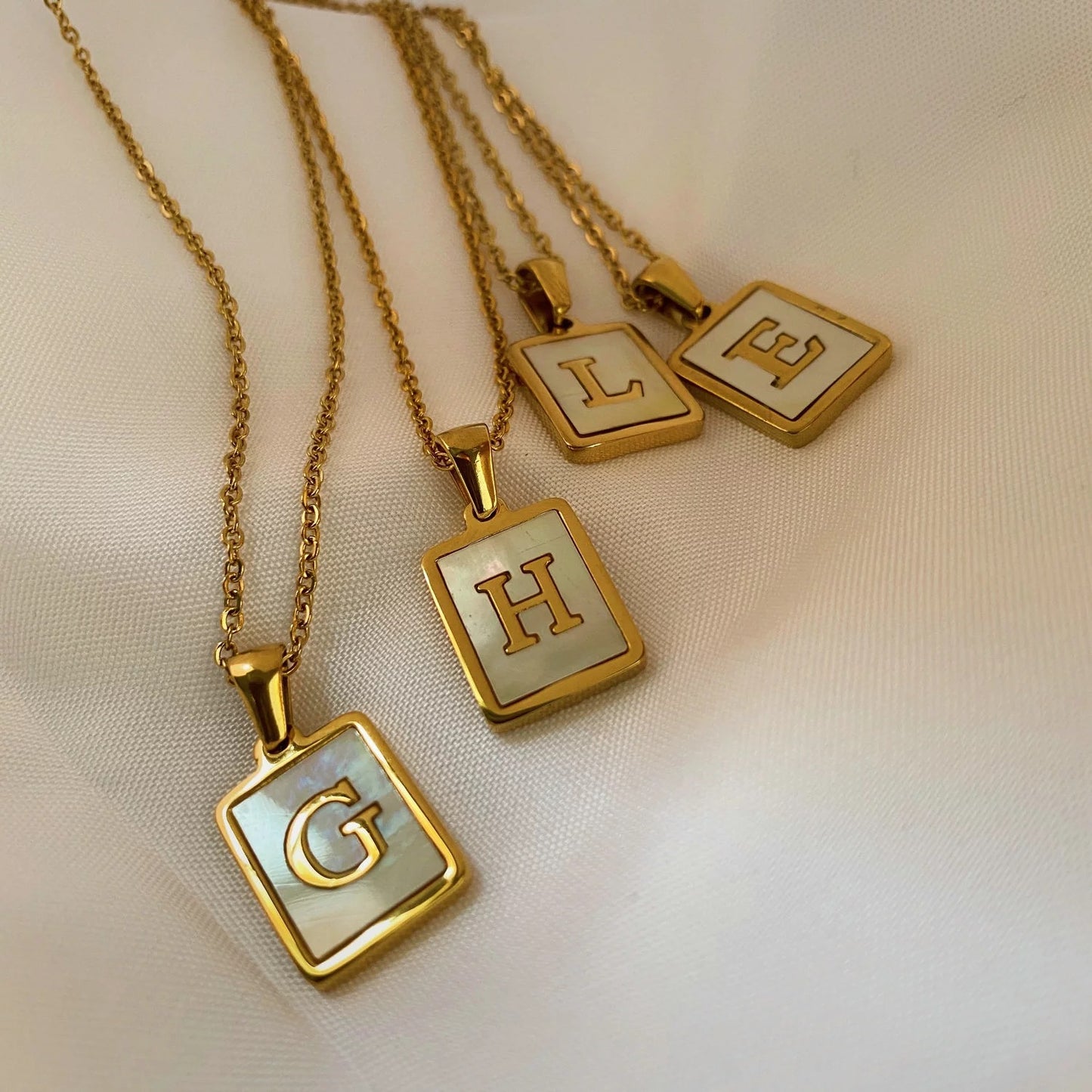 Collana da donna trendy con ciondolo a lettera in acciaio inossidabile placcato oro 18 carati e intarsio in conchiglia bianca