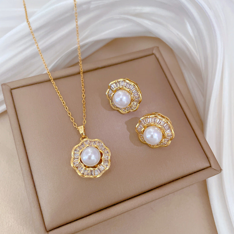 Parure di Lusso in Acciaio al Titanio con Collana e Orecchini Geometrici con Dettagli in Perle e Intarsi di Strass per Eventi Formali da Donna