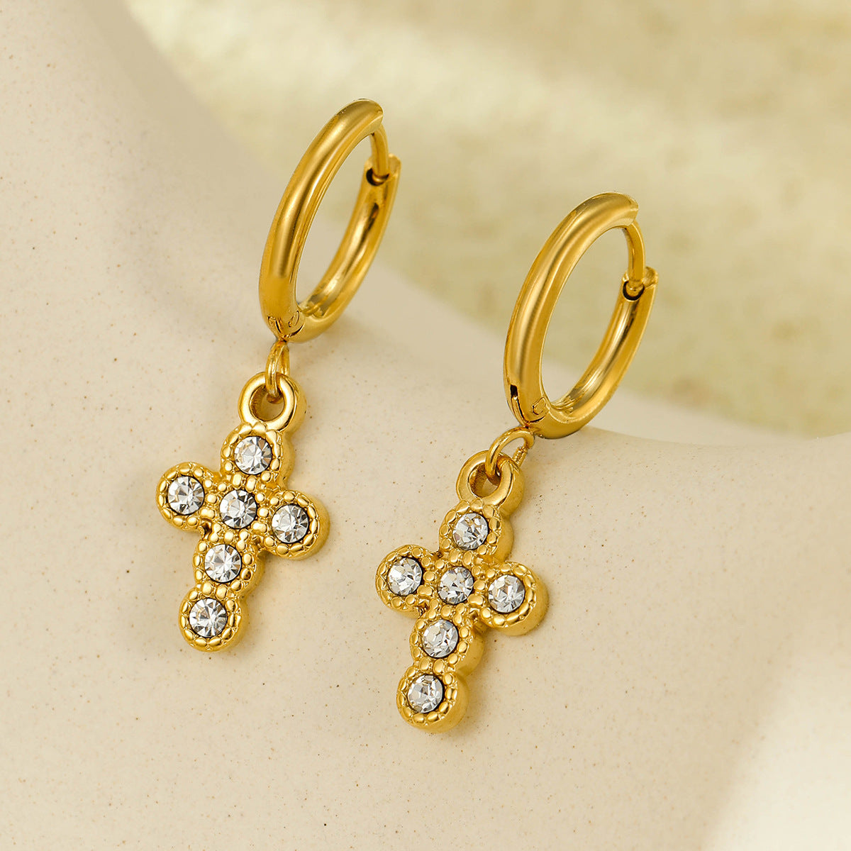 Pendientes de cruz de moda en acero titanio con incrustaciones de circonita y chapado al vacío de oro de 18K para mujer
