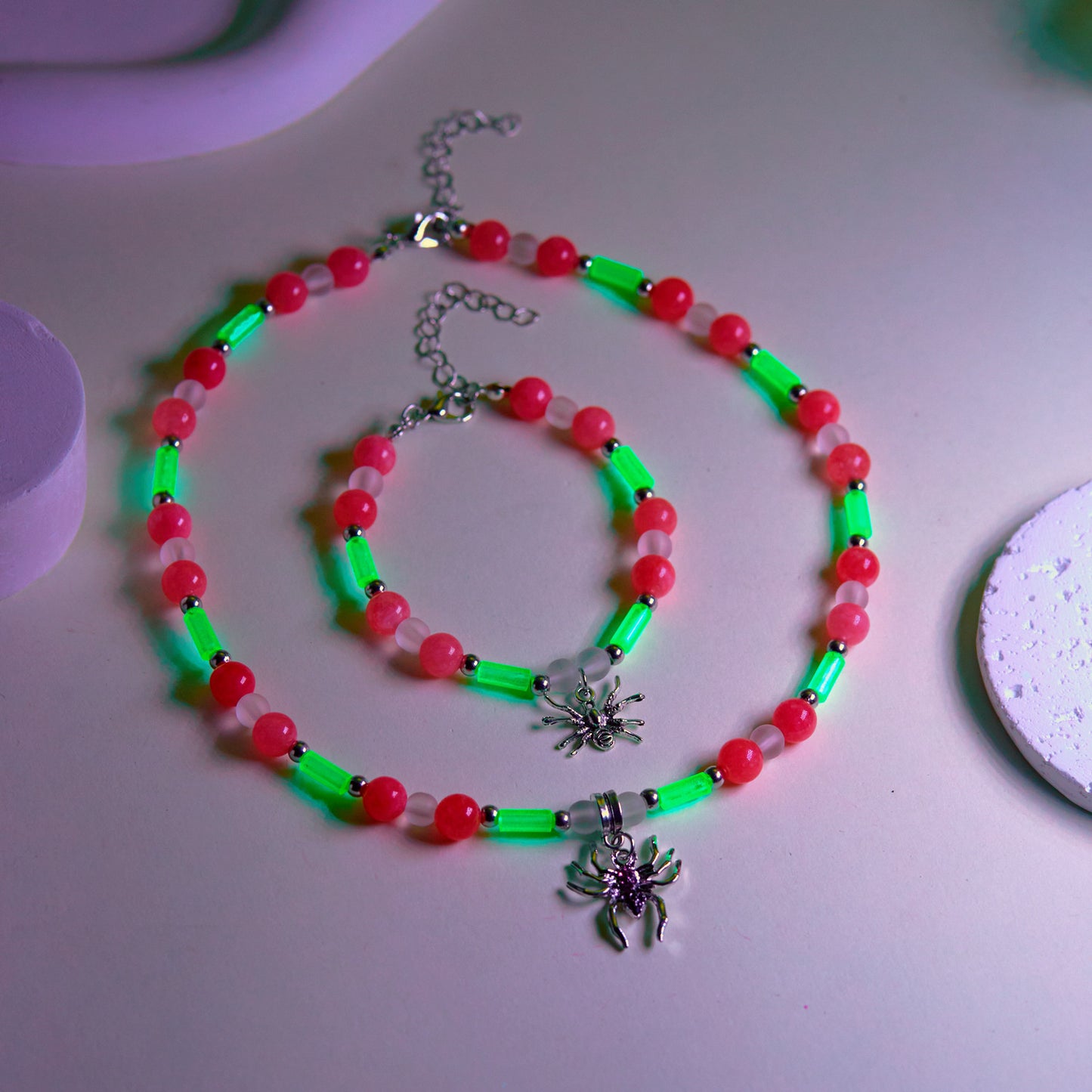 Collana con ciondolo a ragno fluorescente per donna con finitura galvanizzata, gioielli a forma di animale per Halloween su catena a croce