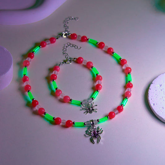 Collar con colgante de araña que brilla en la oscuridad para mujer con acabado galvanizado, joyería de Halloween con forma de animal en cadena cruzada