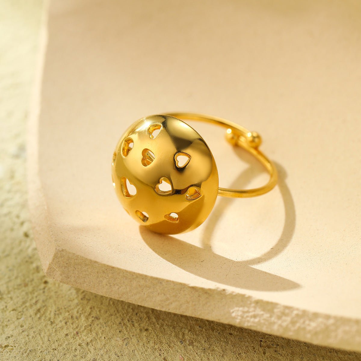 Anello alla moda da donna in acciaio al titanio, a forma di cuore scavato ovale, placcato in oro 18 carati