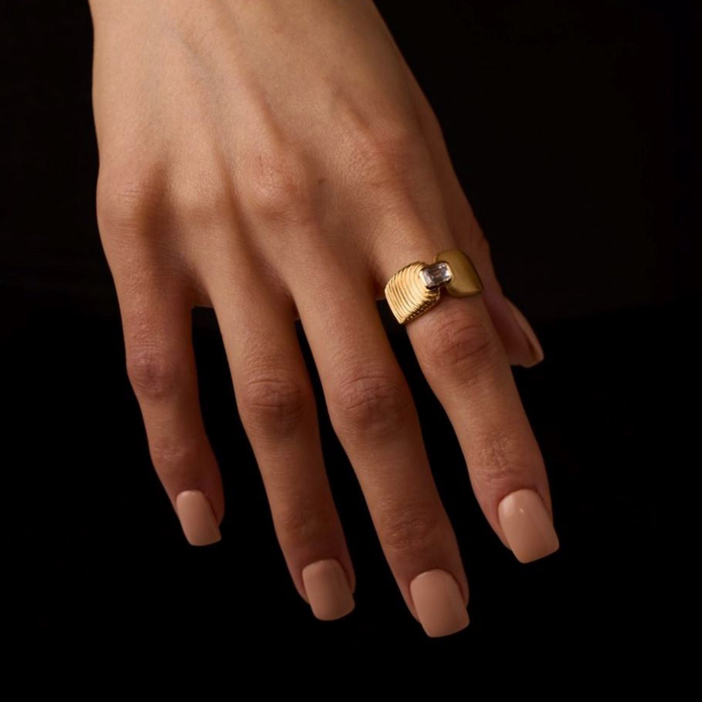 Anello Geometrico da Donna in Acciaio Inox Placcato con Intarsio di Zirconi, Accessorio di Moda Minimalista